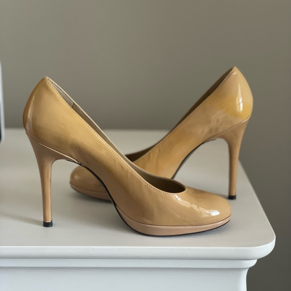 Beautiful Stuart Weitzman caramel/nude stilettos. Very comfortable. Size 7.